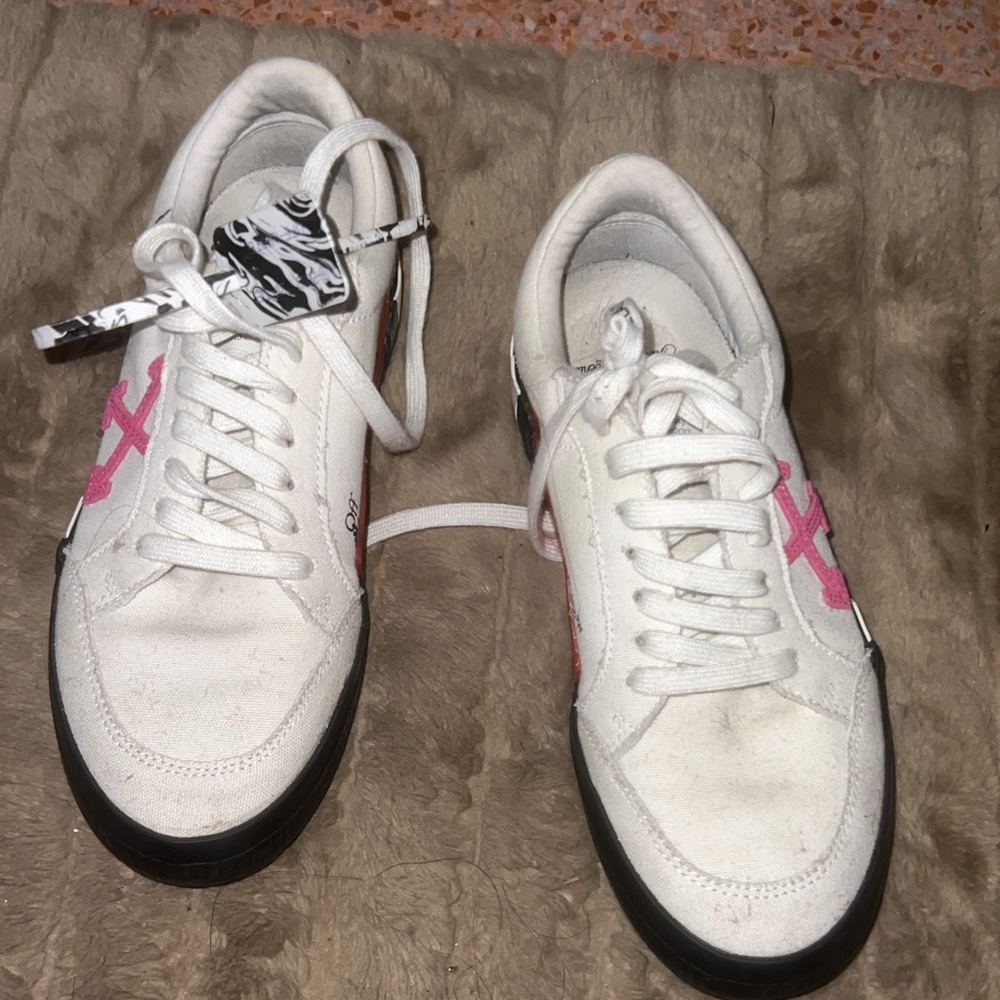 Off White 100% Authentic Size 39 - image 1